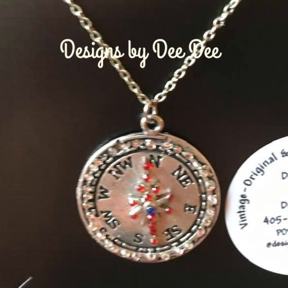 5/$20🔥Handset Rhinestone Compass Necklace🔥Bundle special price